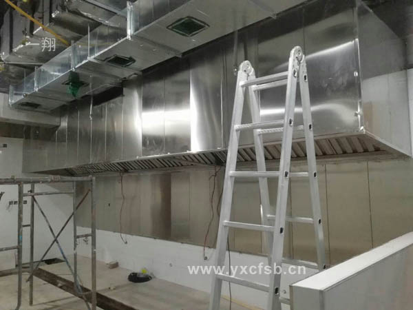 小菜园芜湖银泰城店厨房设备油烟管道定制安装现场施工中